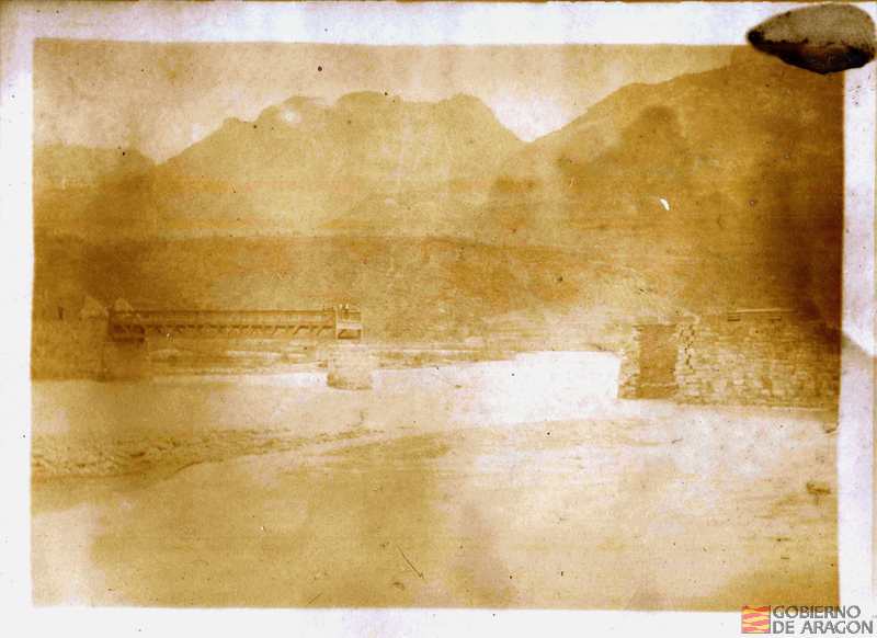 Puente del rio Bellós en la carretera de Aínsa a la frontera volcado en la avenida de 26 de octubre de 1913